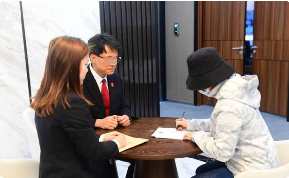 全国首个“破产人”在深圳产生，欠债还钱不再天经地义？专家解读_长沙的银行刷卡机办理(图2)