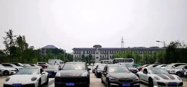 起底开豪车“炸街”90后跑分团伙：藏身网吧洗钱数百亿，36人被抓