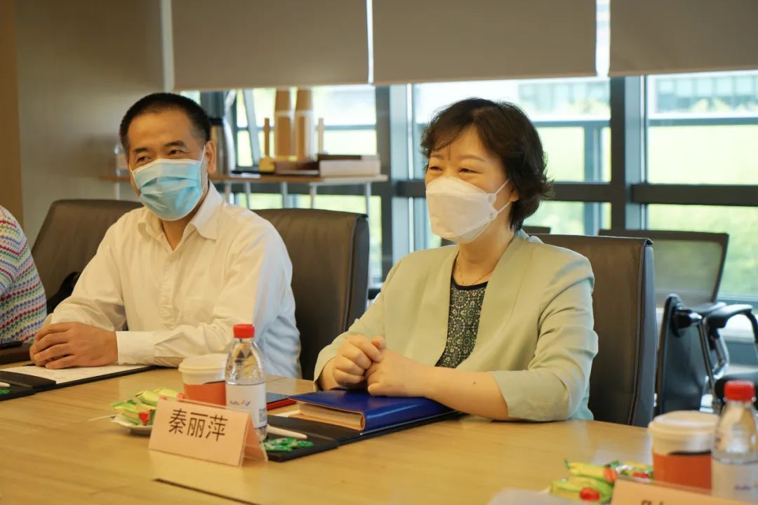 徐汇区委常委、统战部部长秦丽萍一行走访汇付天下，考察公司防疫复工情况(图2)